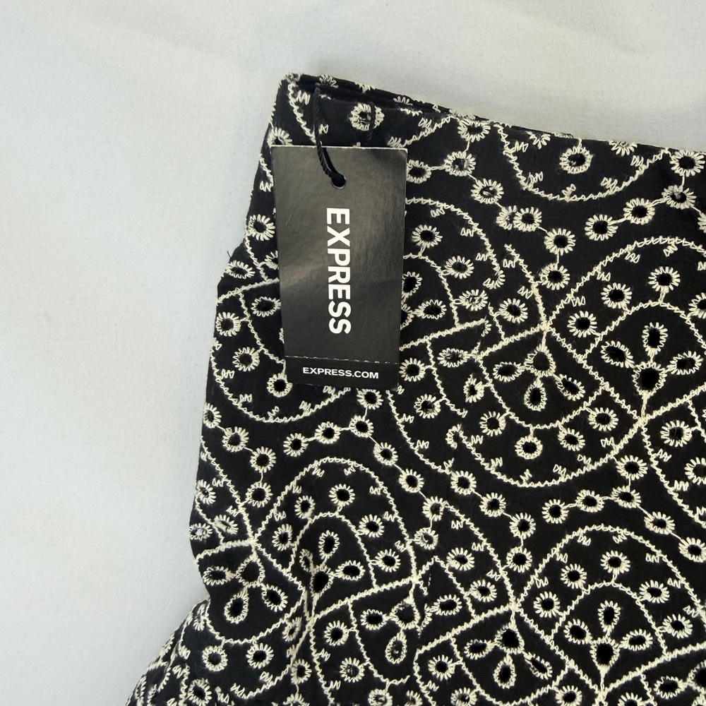 Express Black White Eyelet Embroidered Scalloped Mini Skirt Size 6 NWT Zipper - Picture 4 of 9